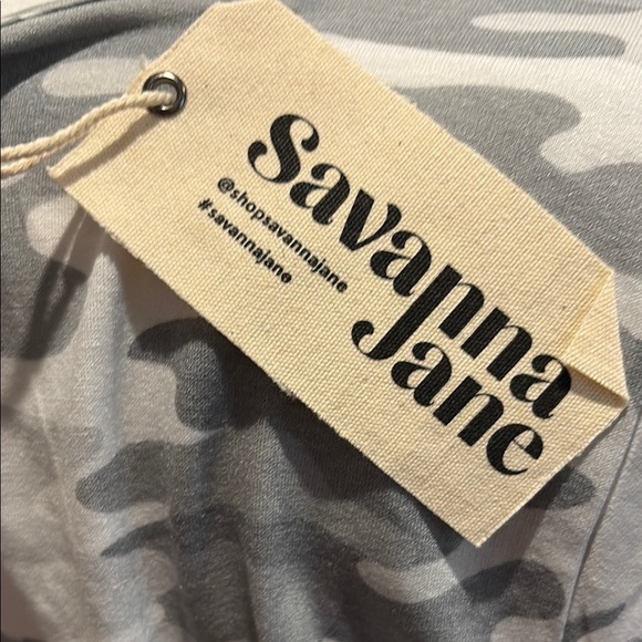 Savanna Jane Floral Embroidered V-Neck Camouflage Top NWT - Picture 3 of 4